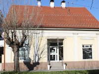 Ulica Artura Turkulina 17 Kuća je građena krajem 19. stoljeća na kojoj su vidljivi stilski oblici arhitekture historicizma i neoklasicizma  Kuća je građena krajem 19. stoljeća na kojoj su vidljivi stilski oblici arhitekture historicizma i neoklasicizma. Krajem 20. stoljeća nastaje promjena otvora u osi pročelja. U drugoj polovici 20. stoljeća ovdje je živio i radio petrinjski fotograf August Miffek.